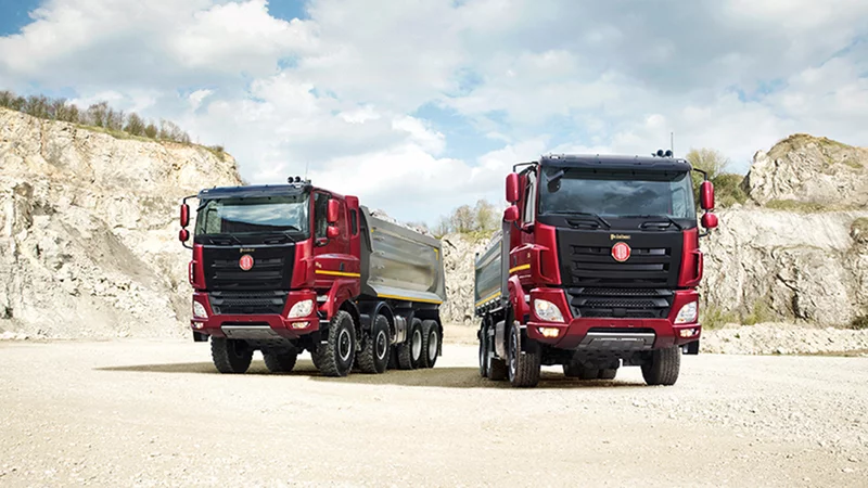 Červeno-bílé logo v kulatém rámečku doprovází vozy TATRA už od roku 1945.