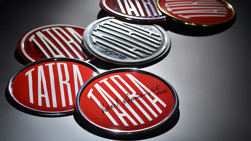 Bezbarvé hliníkové logo, plastové logo a nejnovější, chromově lesklé logo od Rathgeber