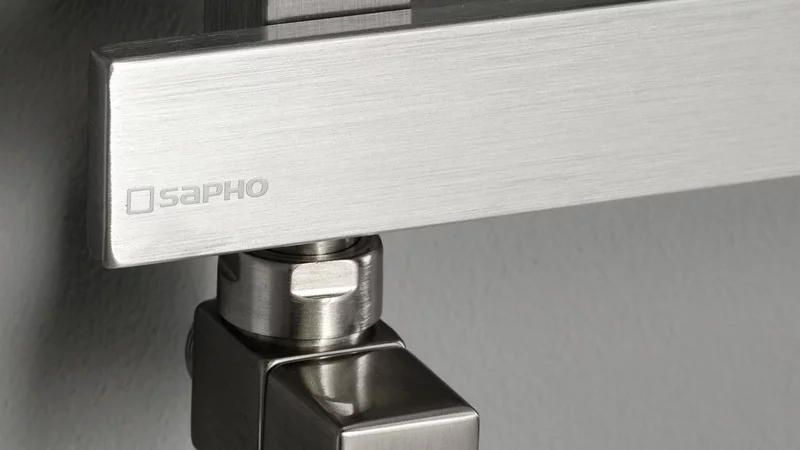 Prohlédněte si obě vyseknutá písmena loga „Polysan“ a „SAPHO“ ve velikosti kolem 3–4 cm na délku.