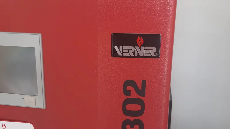 Na zadní straně je připravena samolepicí fólie sloužící pro snadné upevnění k povrchu. Na přední straně mají štítky z výroby ochrannou fólii, která se odstraní až při aplikaci.