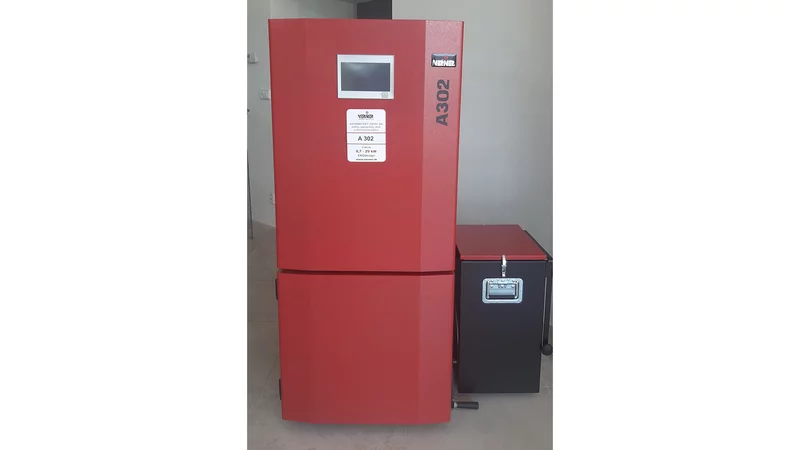 Hliníkový štítek se strukturálním lakem je zároveň decentní, a nijak tedy nenarušuje vzhled kotle. Naopak ho vkusně doplňuje.