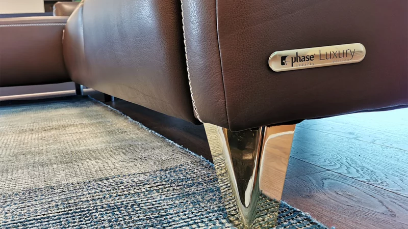 Hliníkové štítky na sedací soupravy Phase v černo zlatém provedení pro edici „Luxury“. Zahloubená ražba loga a textů v černé barvě zvýrazňuje 3D plasticitu štítku.