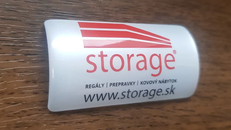 Royalplast® Konvex je plastový předohnutý štítek z vrstveného polyuretanu. Štítek je určený na kovový nábytek a průmyslové regály. Důležitá je především praktičnost a vysoká odolnost štítku.