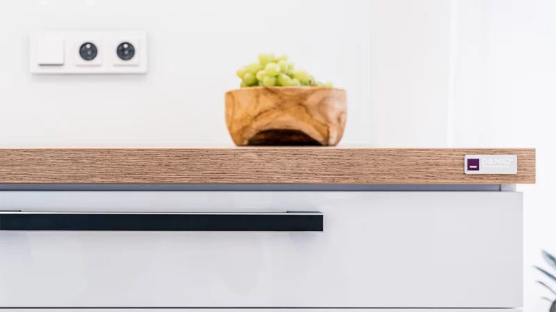 3D kartáčovaný hliník pro kuchyně Damio s fialovou a stříbrně lesklou ražbou. Díky extrémně přilnavému pěnovému lepidlu vydrží štítky na svém místě po celou dobu používání kuchyně.