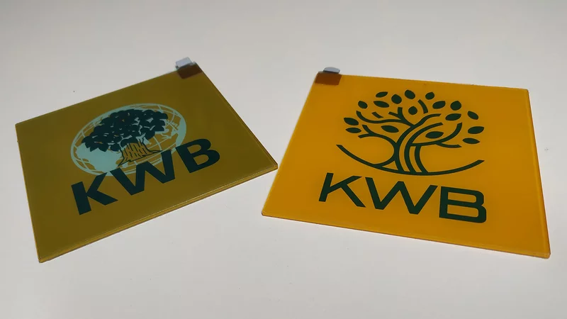 S tradičním výrobcem kotlů, firmou KWB, spolupracujeme dlouhodobě. Takže jsme řešili i změnu loga. Na obrázku je štítek z materiálu plexi s ochrannou transportní folií.