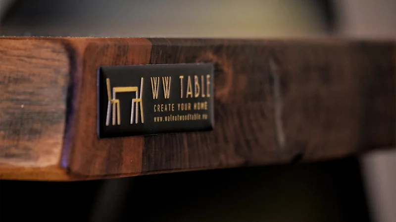 S přibývajícími zakázkami přišla i potřeba stoly nějakým způsobem označit a vytvořit pro ně vlastní „pečeť“.