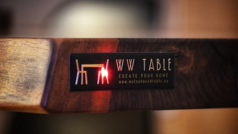 Strukturální lak je mezi produkty společnosti RATHGEBER novinkou. Černá matná barva a jemná „krupičková“ struktura skvěle doplňují lesklé části štítku a působí velmi moderně.