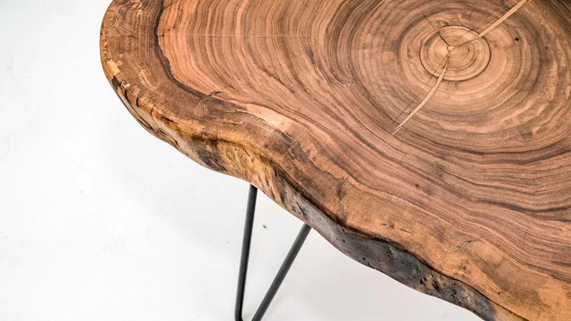 Působivý design, který vás na první pohled nadchne. Tak by se daly popsat stoly od výrobce Walnut Wood.