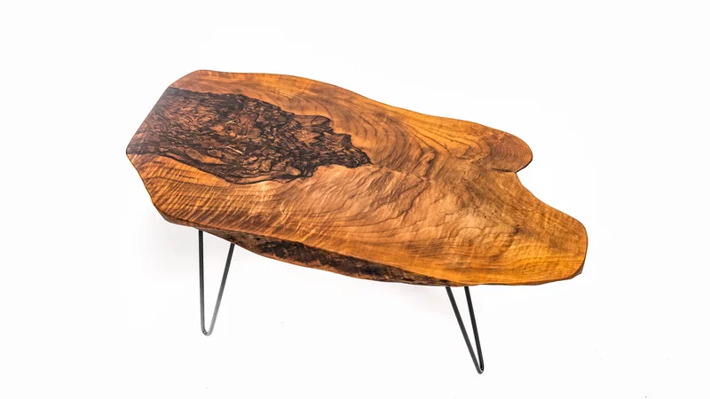 Ve Walnut Wood vyrábí stoly z tureckých ořechů divoce rostoucích v hlubokých lesích Turecka. Jejich dřevo se vyznačuje tmavými minerálními liniemi, netradiční kresbou a tvrdostí.