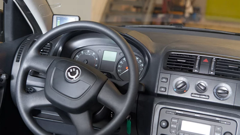 Plastový štítek byl použit například na zkušebním elektromobilu