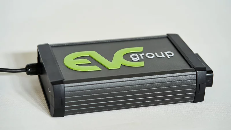 Trojrozměrné logo společnosti EVC Group vyrobené moderní technologií Chromotion®