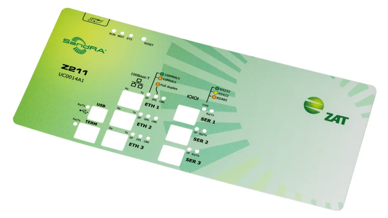 Odolný čelní panel disponuje otvory pro zdířky a průsvitnými okny pro LED diody.