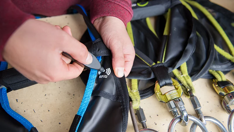 Dokumentation per Knopfdruck: Mit einem RFID-Scanner werden die Informationen zur PSA ausgelesen und direkt an die Gear Pilot App weitergeleitet.