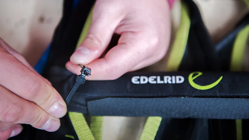 Nachrüstung im Handumdrehen: Die Kabelbinder-Lösung der smart-DOME-Reihe integriert die RFID-Technik im Nachhinein schnell und einfach auch in ältere Gurte.