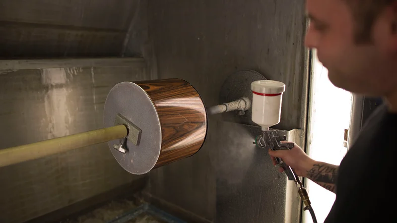 It runs like clockwork: Painter Kai Becker is spraying a drum that rotates evenly on an axle.