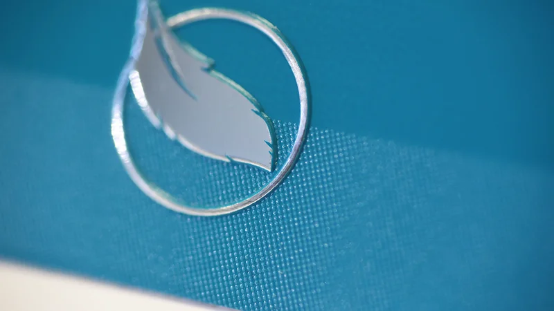 Muster Aluminium 3D, partiell mit Strukturlack für den Vergleich hinsichtlich Farbe und Wirkung.