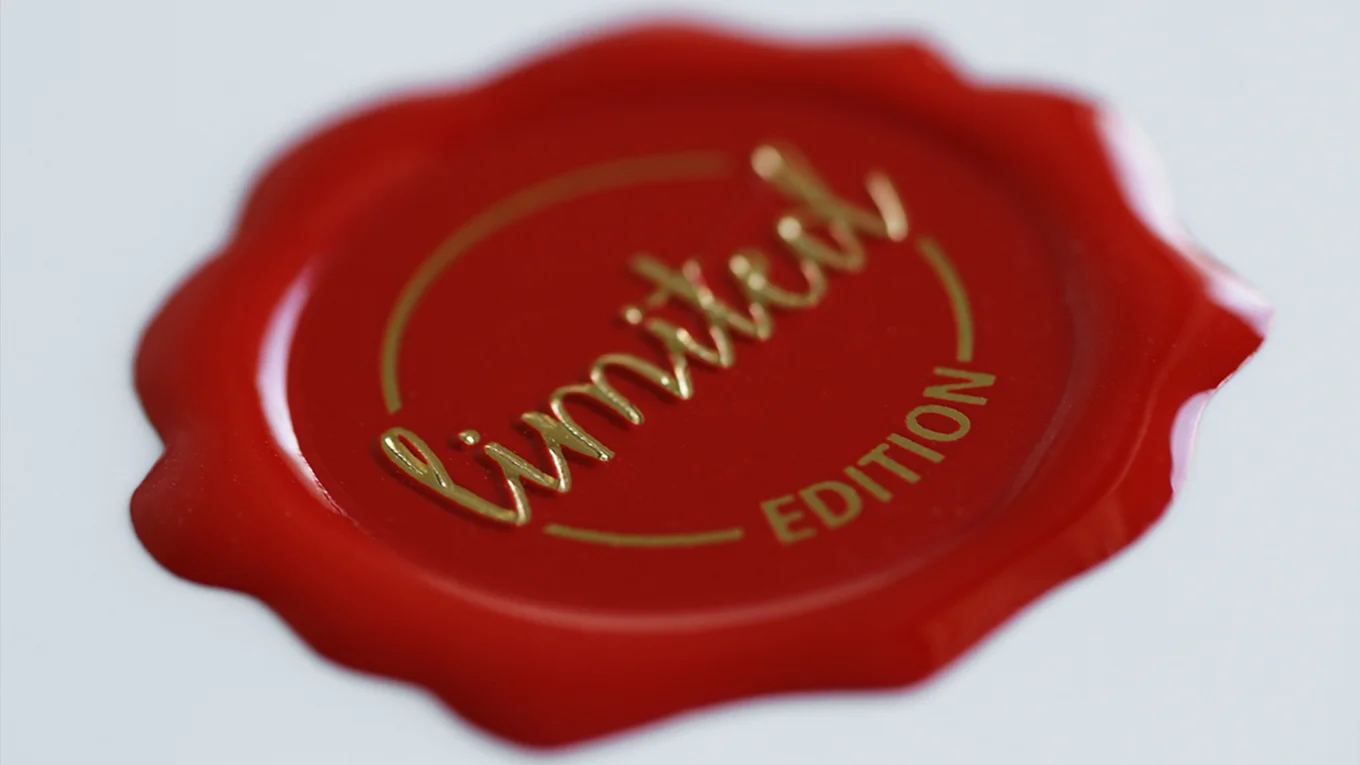 ROYALPLAST® Emblem mit Stopplack und geprägter Schrift in Gold | Limited Edition