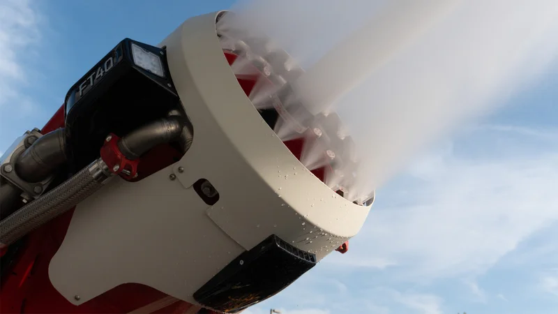 CHROMOTION® Premium Line FT40 3D-Schriftzug auf Wassernebelturbine in Aktion