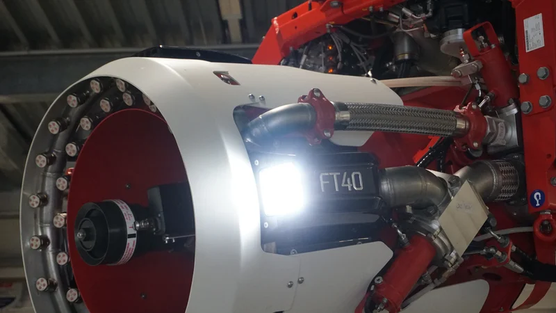 Nahaufnahme Wassernebelturbine mit CHROMOTION® Premium Line FT40 3D-Schriftzug