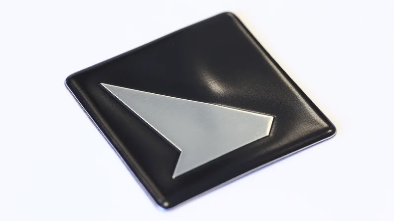 3D-Aluminiumemblem in Schwarz/Silber