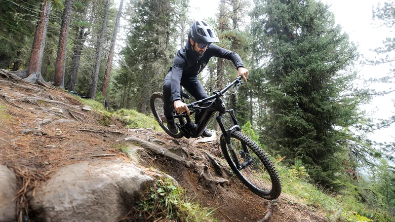 Das dreidimensionale Aluminium-Emblem macht die Marke HAIBIKE direkt am Steuerkopf hochwertig und dauerhaft sichtbar.