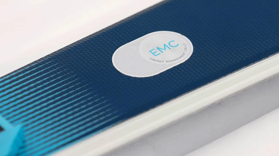 Langlebige Kennzeichnungslösungen: Geprägtes Aluminium-Emblem für den harten Einsatz.