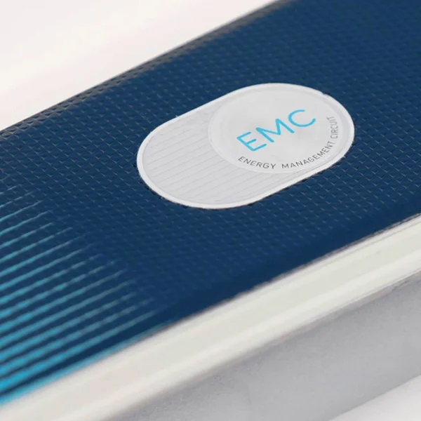 Langlebige Kennzeichnungslösungen: Geprägtes Aluminium-Emblem für den harten Einsatz.