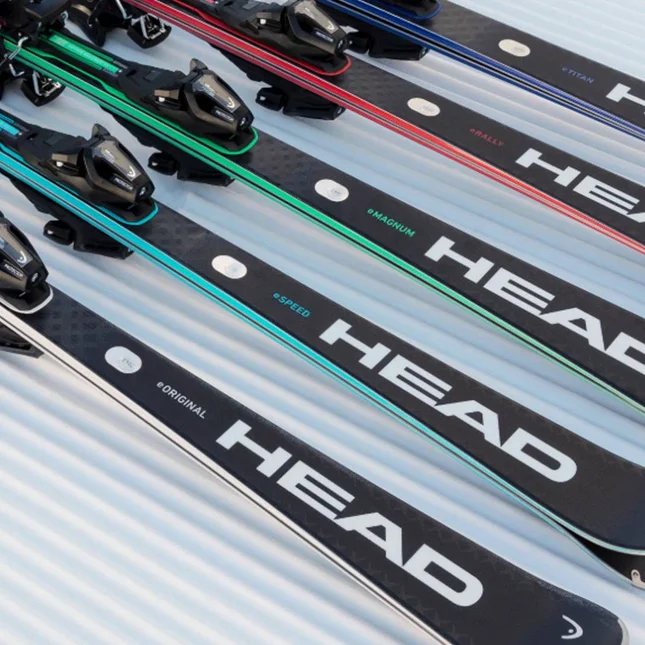 HEAD Markenperformance: Exzellenz durch geprägte Aluminium-Embleme.