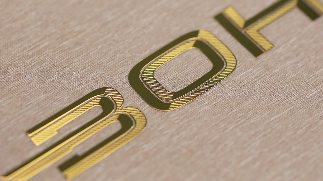 Hochwertiger FINOCHROM® Metallschriftzug für Möbel: Detailgenauigkeit ohne Kompromisse