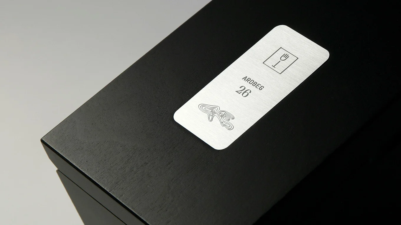 Brushed aluminium label – clean elegance for a contemporary brand presence