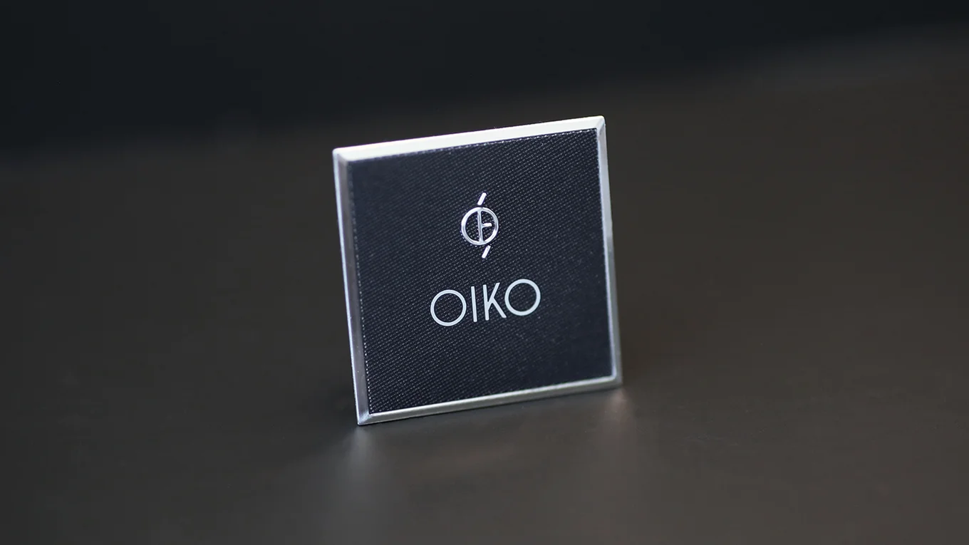 Aluminium 3D emblem with textured lacquer for a unique look