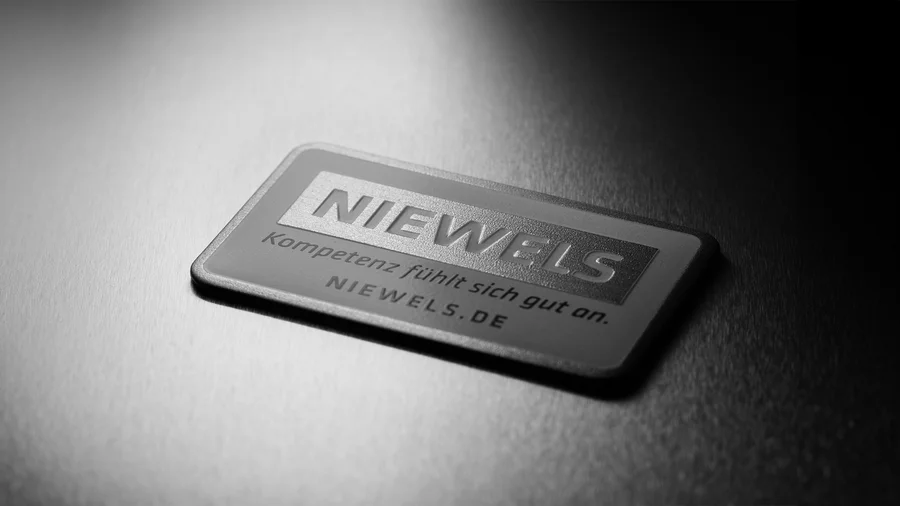 Szczegół szyldu aluminiowego Niewels