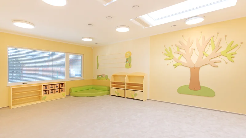 Pohled na vybavení školky ve Zbůchu s designovým značením společnosti Rathgeber.
