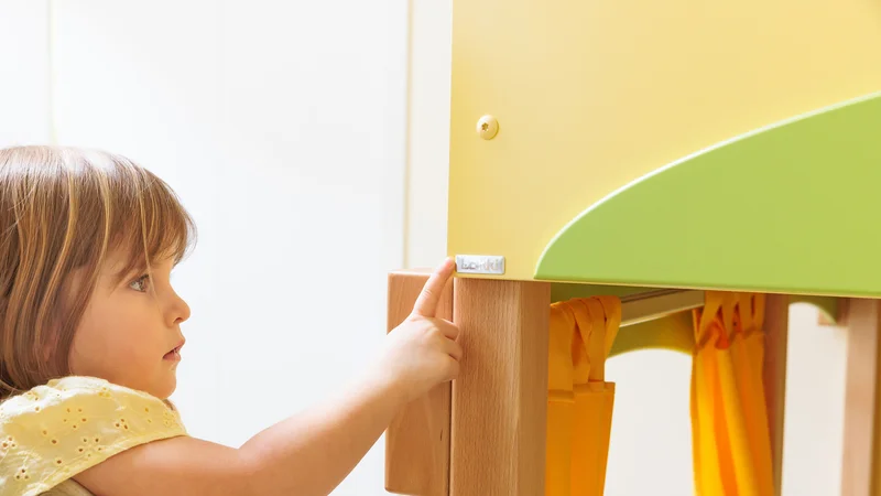 100% bezpečnost: Pevný kovový štítek s nejsilnějším lepidlem dítě neodlepí. Odolá i časté dezinfekci.