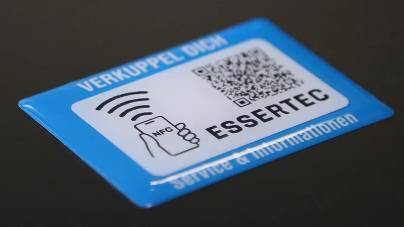 NFC-Integration in langlebiges ROYALPLAST®-Emblem für das Bauwesen