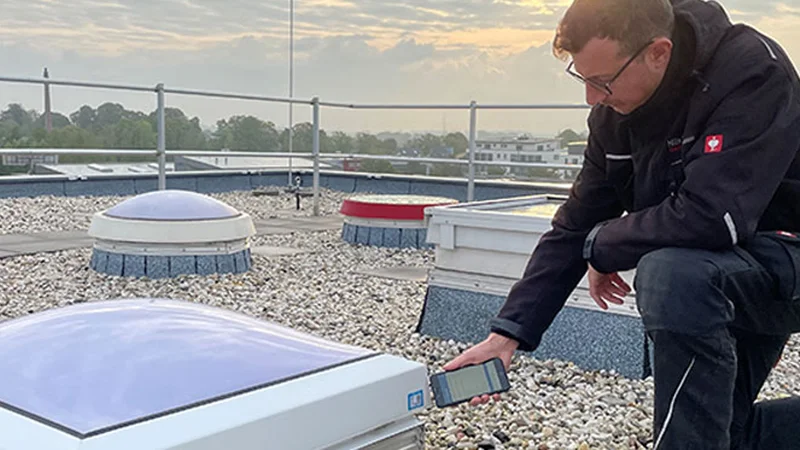 Digitaler Service: Wartung einer Lichtkuppel via ROYALPLAST® NFC-Emblem