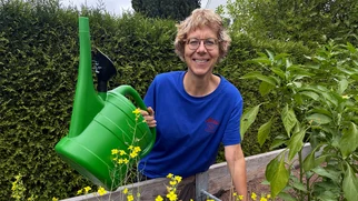 Andrea Schrägle bei der Gartenarbeit am Hochbeet