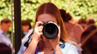 Svetlana Vushko taking a photograph